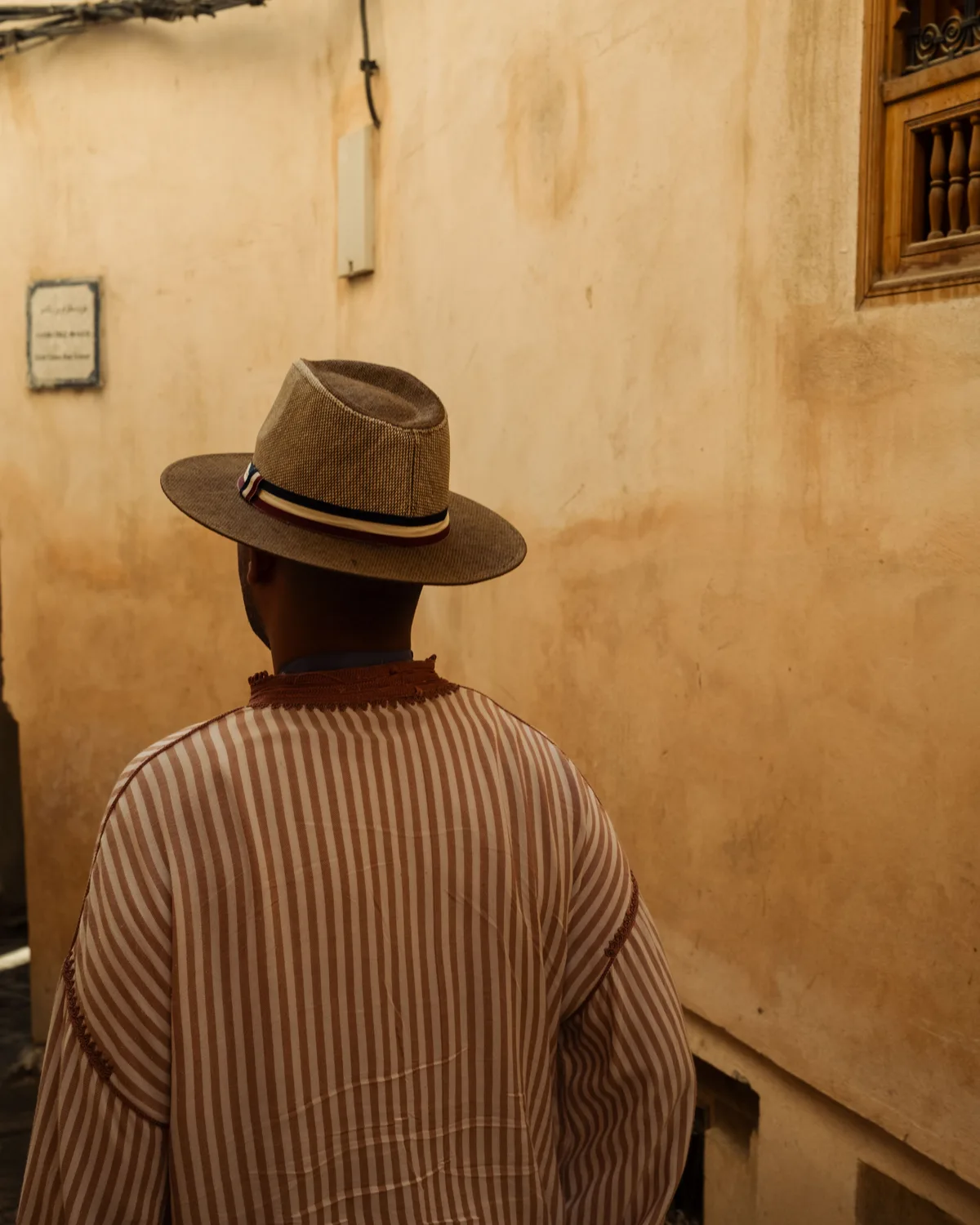 Sonnige Gasse in der Fès-Medina