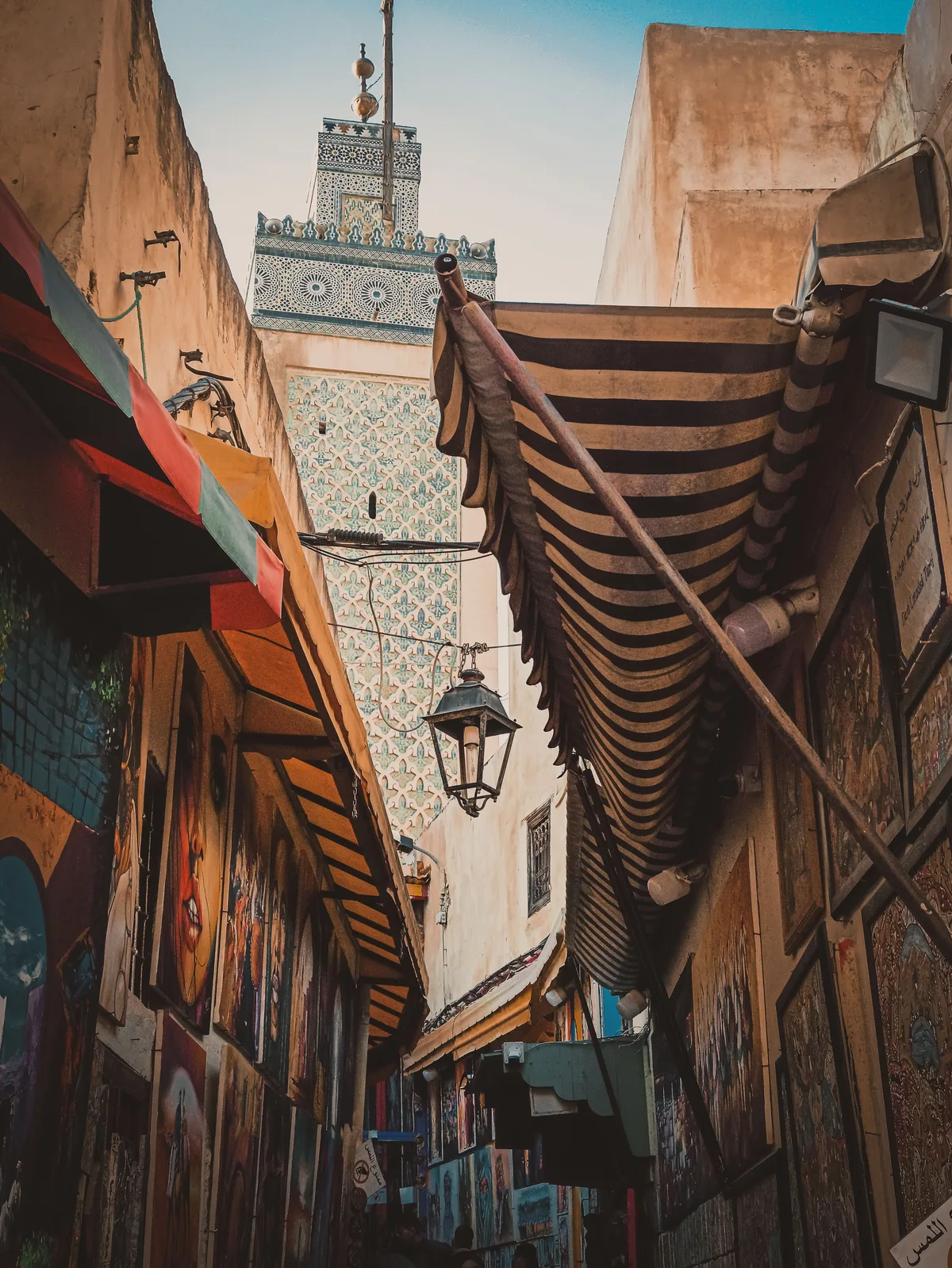 Gasse mit der Bou-Inania-Medersa in Fès
