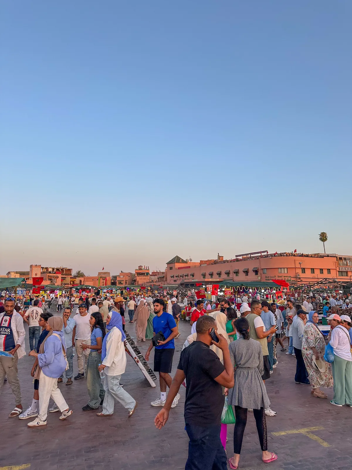Abendmarkt in Marrakesch bei Dämmerung
